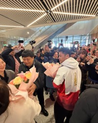 GA黄金甲体育-速滑冠军宁忠岩载誉返乡，家乡民众热情接机|速度滑冰|冬奥会|米兰冬奥会|AC米兰|黑龙江_新浪体育_新浪新闻