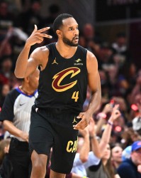 不止做DPOY！队记：莫布里今夏提升了跳投技术 控球&amp;终结也有增强