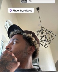 交易的一部分？索汉晒照地址显示在菲尼克斯，配文：我在这里需要个编发师