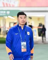 鲁媒：韩鹏此番是两头挑，负责泰山队日常同时也需兼顾B队踢中乙