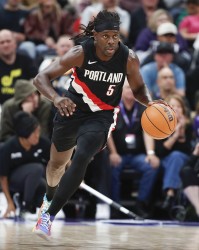 GA黄金甲体育官方网站-定海神针！霍勒迪8记三分砍下35分5板11助 末节独得16分