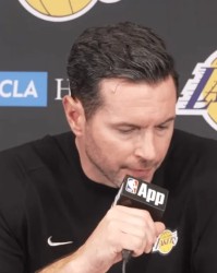 雷迪克全文采访：球队传球次数不足，詹姆斯为球队拼尽全力